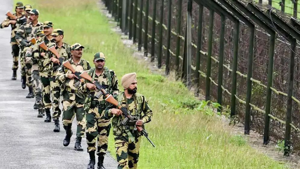 বাংলাদেশি দুই পুলিশ সদস্যকে ধরে নিয়ে গেল বিএসএফ
