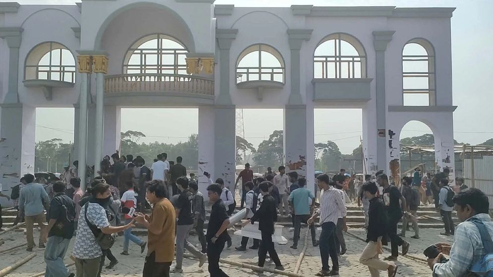 সচিবালয় স্থানান্তরের সিদ্ধান্ত ঘিরে বাণিজ্য মেলার মাঠে ভাঙচুর