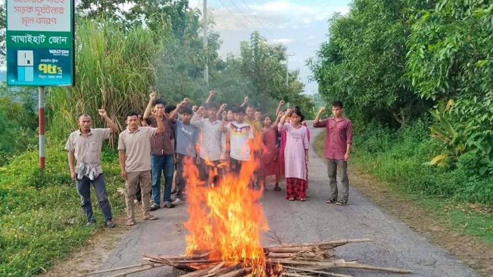 সাজেক সড়কে অবরোধ, আগুন জ্বালিয়ে বিক্ষোভ