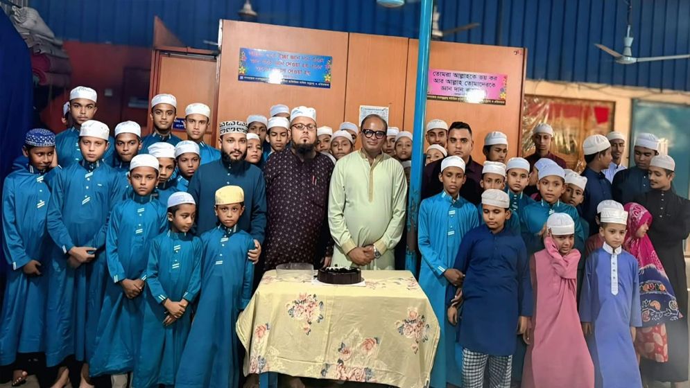 মাদ্রাসার এতিম শিক্ষার্থীদের সঙ্গে অপূর্বর জন্মদিন পালন 