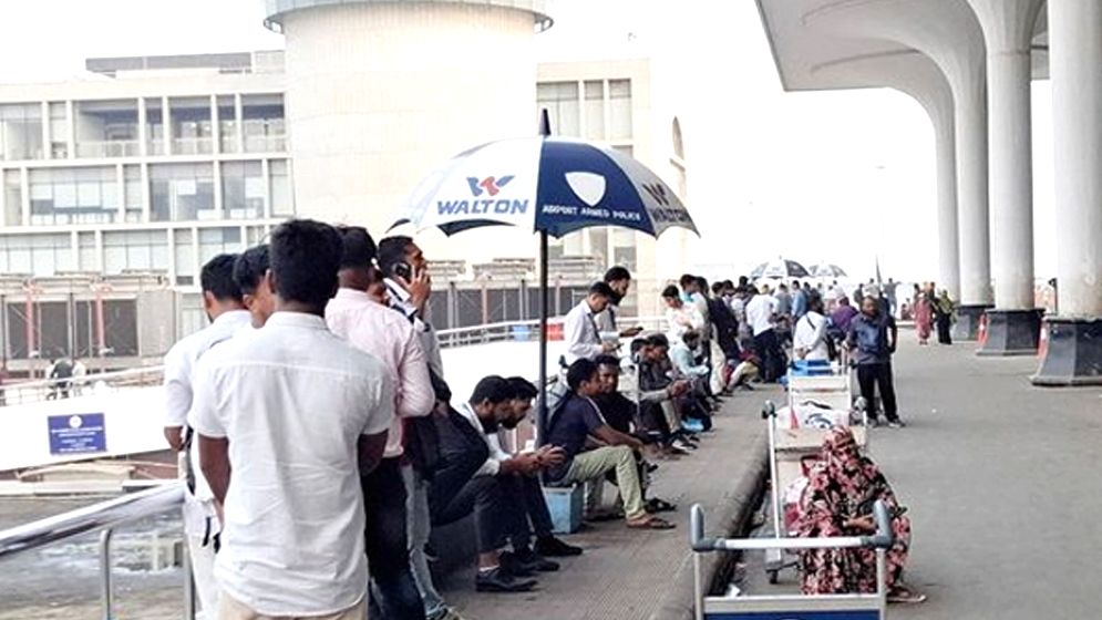 ফ্লাইট বন্ধ হয়ে যাত্রা বাতিল সাড়ে ১৬ হাজার যাত্রীর