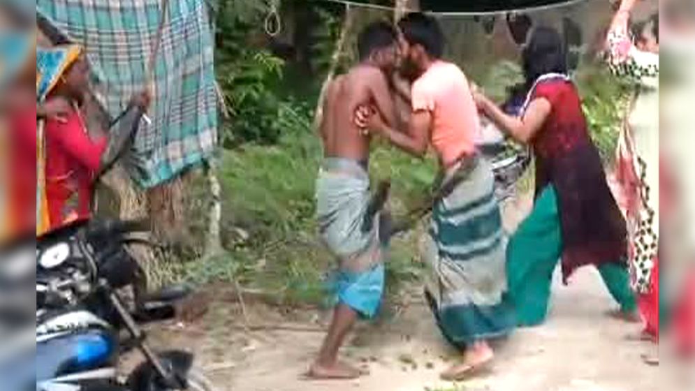 ধর্ষণচেষ্টা মামলার বাদী ও স্বজনদের মারধরের অভিযোগ আসামির বিরুদ্ধে