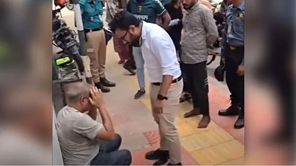 ধানমন্ডিতে বয়স্ক ব্যক্তিকে মারধরের ঘটনায় সেই যুবক আটক
