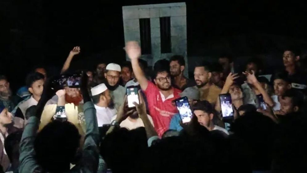 পরীক্ষায় নকল করতে না দেওয়ায় শিক্ষককে ঘুষি, তারপর যা হলো