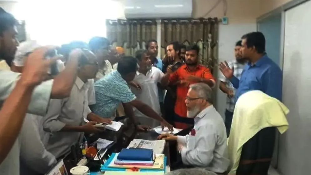 ‘মব’ সৃষ্টি করে রামেবির ভিসিকে পদত্যাগে বাধ্য করার অভিযোগ