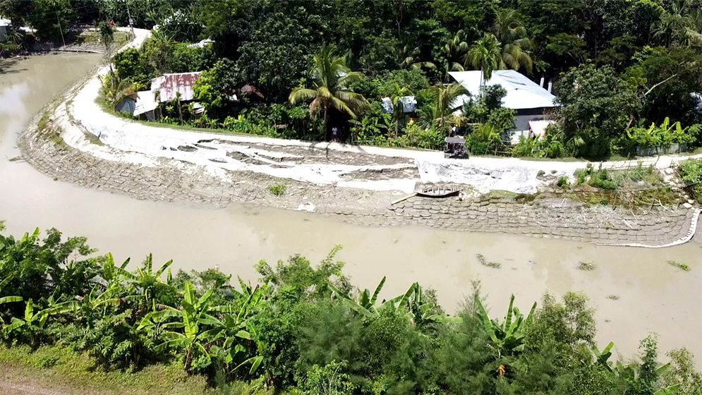 দেড় কোটির বেড়িবাঁধ টিকলো না দুই মাসও