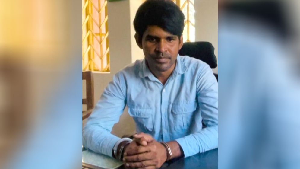 চাকুরিচ্যুত পুলিশ সদস্যের কাছে মিলল ৮০০ ইয়াবা