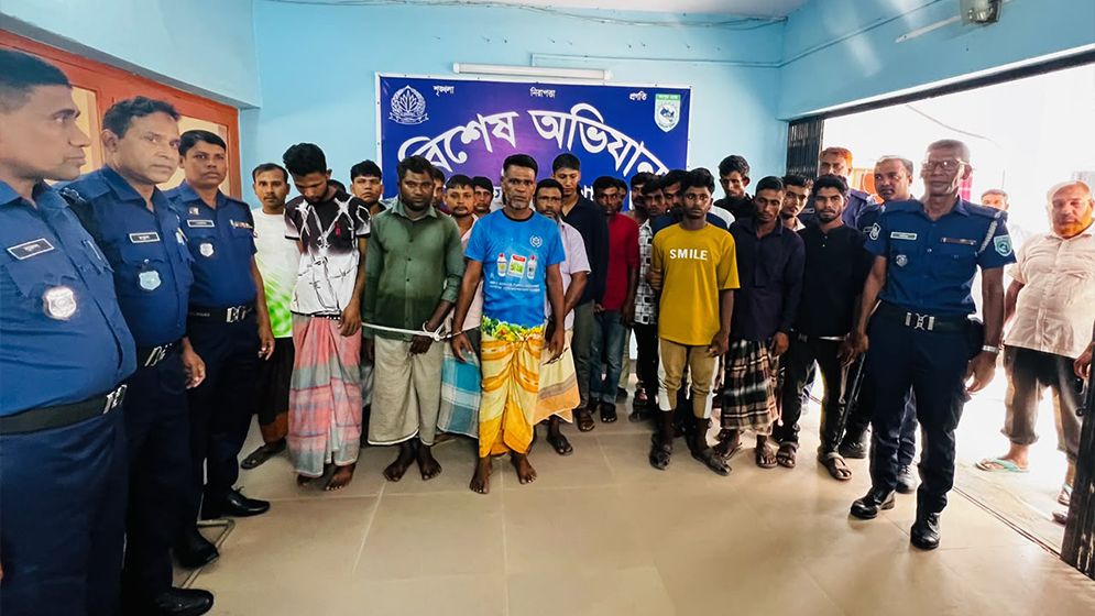 পুলিশের কাজে বাধা, যেভাবে গ্রেপ্তার হলো নারী-পুরুষসহ ৩৪ জন
