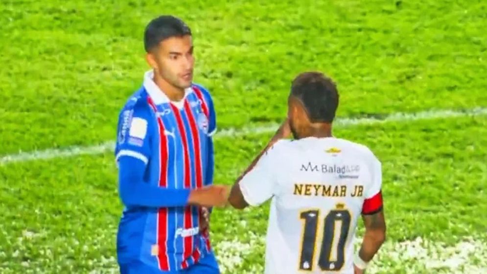 মুখ ঢেকে কথা বলায় লাল কার্ড দেখলেন নেইমার, দেখে নেওয়ার হুমকি