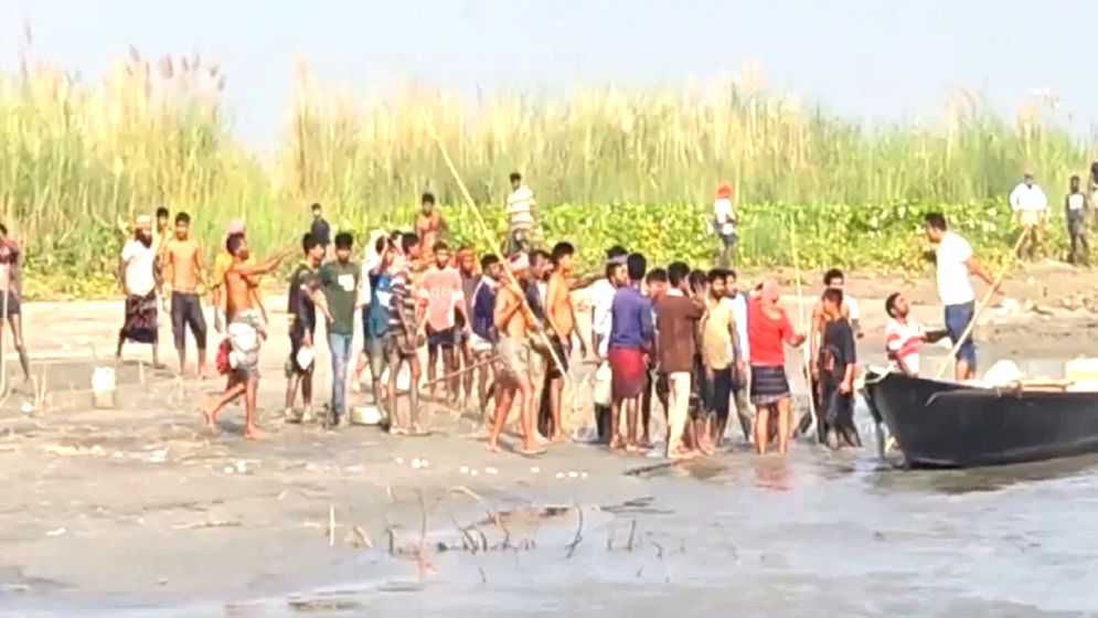 মা ইলিশ সংরক্ষণে গিয়ে এমপি-প্রশাসনকে লক্ষ্য করে ইটপাটকেল, ৩৬ জেলে আটক