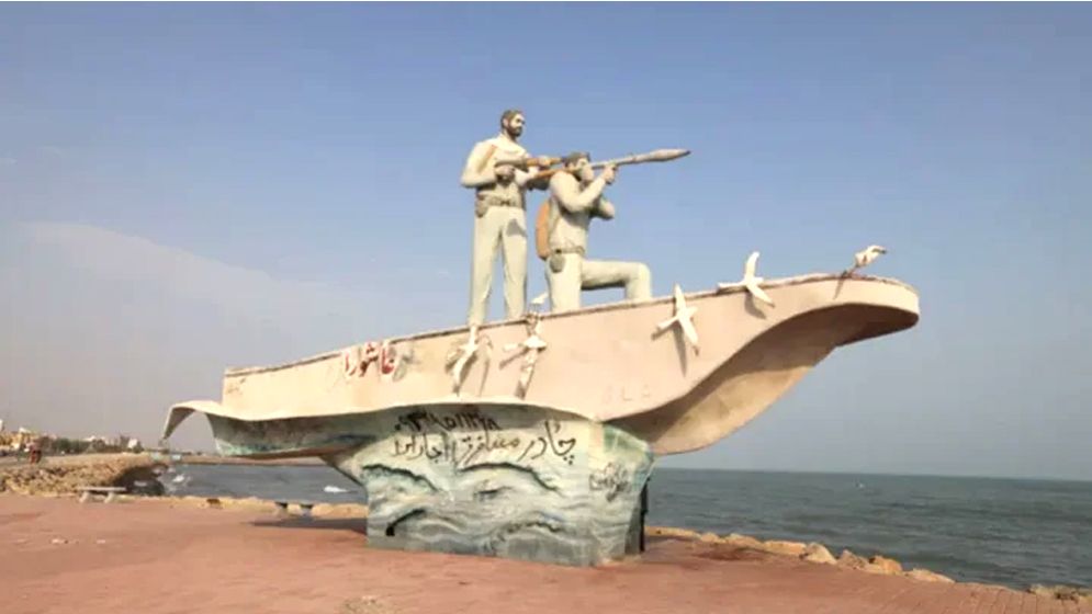 হরমুজ প্রণালিতে তিন তেলবাহী জাহাজে আগুন