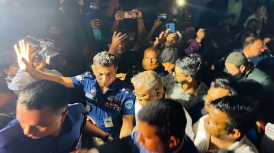 ৩০ ঘণ্টা পর অবরুদ্ধ ভবন থেকে বের করে আনা হলো চুয়েট উপাচার্যকে 
