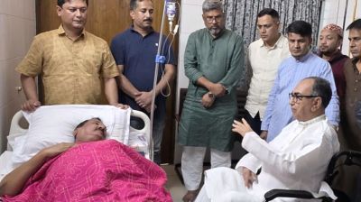 হাসপাতালে ভূমিমন্ত্রী মিনুকে দেখতে গেলেন মির্জা আব্বাস  