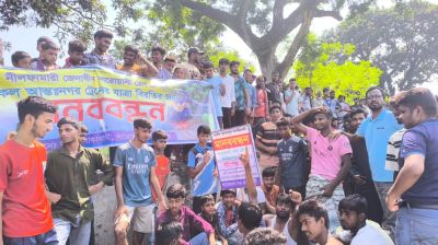 ট্রেনের যাত্রা বিরতির দাবিতে রেলপথ অবরোধ, যাত্রী-দুর্ভোগ  