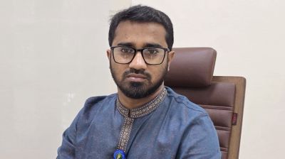 ‘শিক্ষক ও রাজনৈতিক নেতার কাজ চুমু দেওয়া নয়’ 