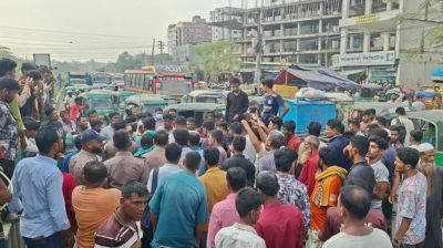 মোহাম্মদপুর চার রাস্তার মোড়ে অটোরিকশা চালকদের অবরোধ