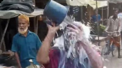 মেয়ের বিচ্ছেদে দুধ দিয়ে গোসল করলেন মা