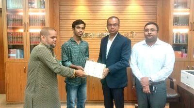 হতদরিদ্র সেই শিক্ষার্থীর পাশে ডিসি মাহবুবউল করিম