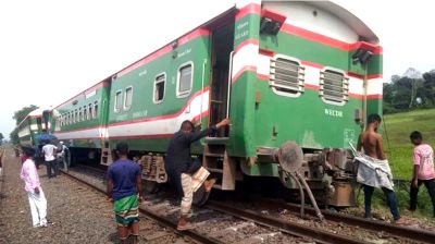 টাঙ্গাইলে নীলসাগর এক্সপ্রেস লাইনচ্যুত, ঢাকার সঙ্গে উত্তরবঙ্গের চলাচল বন্ধ