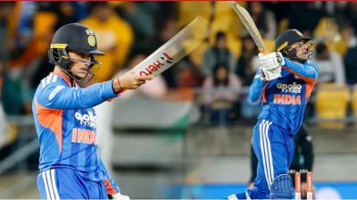 ৩৫ বলে অভিষেকের সেঞ্চুরি, পাওয়ারপ্লেতে বিশ্বরেকর্ড ভারতের