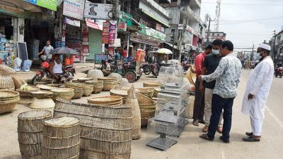 প্লাস্টিক পণ্যের দাপট, টিকে থাকার লাড়াইয়ে বাঁশ পণ্যের কুটিরশিল্প