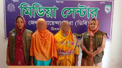 ডিবির হাতে ইয়াবাসহ মা ও মেয়ে গ্রেপ্তার   