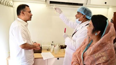 নিরাপদ খাদ্য পরীক্ষার ভ্রাম্যমাণ ল্যাব পরিদর্শনে প্রধানমন্ত্রী  
