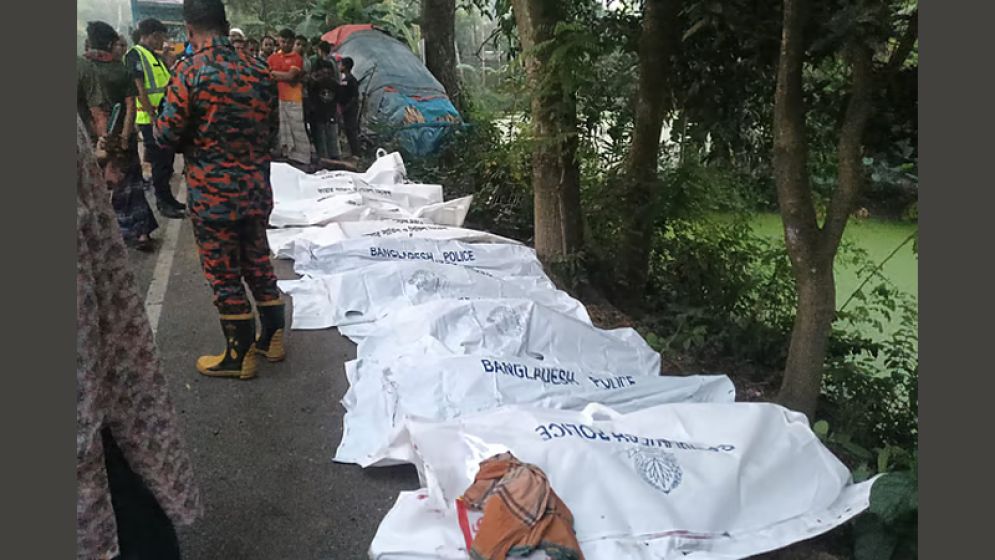 নাটোরে বাস-ট্রাক সংঘর্ষে নিহত ১০