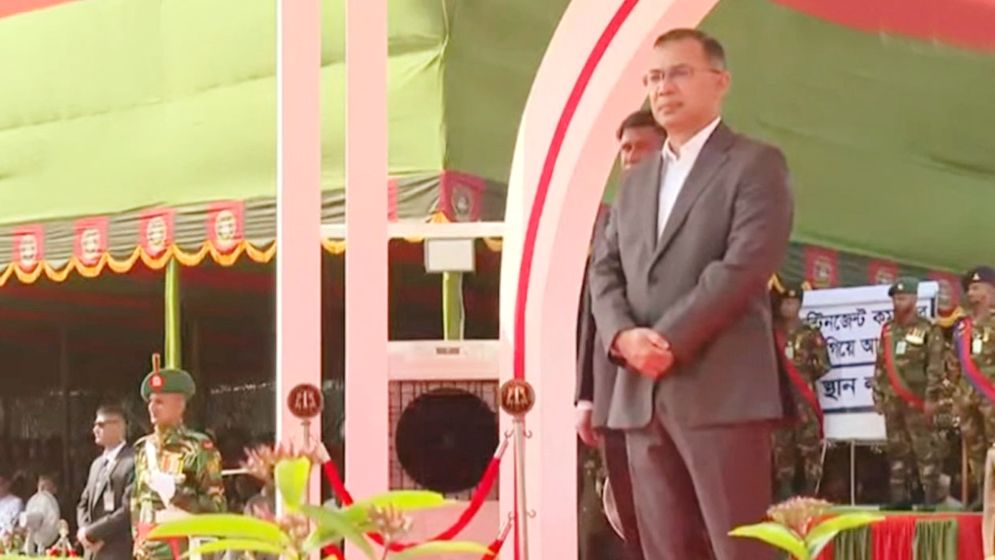 সেনাবাহিনীর ৭ ইউনিটকে জাতীয় পতাকা দিলেন প্রধানমন্ত্রী  