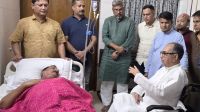 হাসপাতালে ভূমিমন্ত্রী মিনুকে দেখতে গেলেন মির্জা আব্বাস  