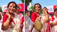ঢাকেশ্বরী মন্দিরে সিঁদুর খেলায় মাতলেন শাওন