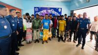 পুলিশের কাজে বাধা, যেভাবে গ্রেপ্তার হলো নারী-পুরুষসহ ৩৪ জন