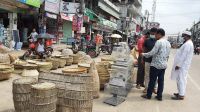 প্লাস্টিক পণ্যের দাপট, টিকে থাকার লাড়াইয়ে বাঁশ পণ্যের কুটিরশিল্প