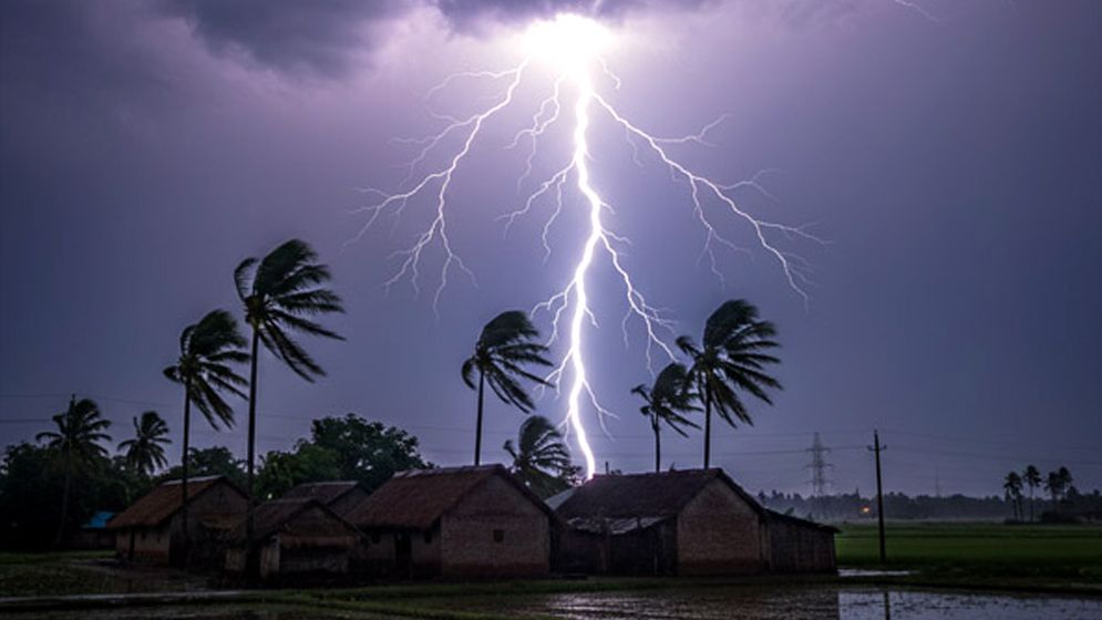 বজ্রপাতে একসঙ্গে প্রাণ গেল ৬ জনের  